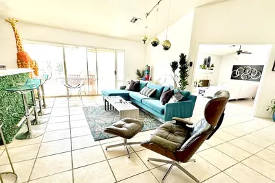 Image de Vip Coachella Artist Pool House: Festival Drop Off Included