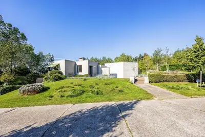 Zonnige Vakantiewoning in rustige omgeving met grote privétuin