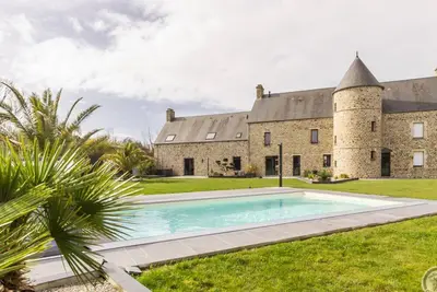 Image de Maison avec piscine couverte, spa et jardin Ă Lessay