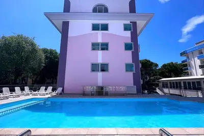 Image de Appartement moderne avec grande piscine - Beahost