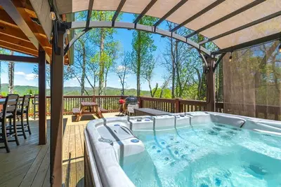 A Mtn Frame of Mind:  Mountain View, Hot Tub, Game Room, Pet Friendly, Luxury Log Cabin in Valle. . .
