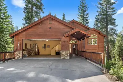 Image de Beautiful Newer Home with Amazing Deck & Peek-a-Views!
