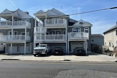 Image de 5 bedroom 3 bath condo