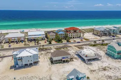 Image de Lovely 3 Bedroom, 2 Bath Gulf View Home! Steps to the beach!