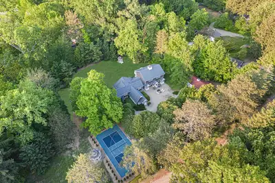 Image de New! Juniper Presents: 2-Acre Home w/ Hot Tub, Pickleball/Basketball + Firepit
