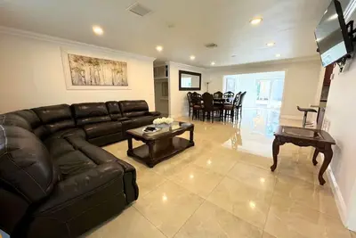 Image de Spacious 4/4 Home Central To All Attractions