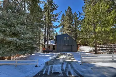 Image de Remodeled Three Bedroom Two Bathroom home with game room, streaming, and more!