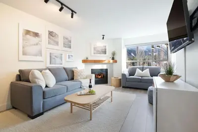 Image de Central, Stylish 2br/2ba w/ Ht & Parking