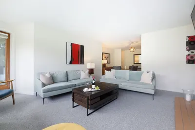 Image de Amazing 2Bdr/2Bath - Steps to Lifts, Free Parking