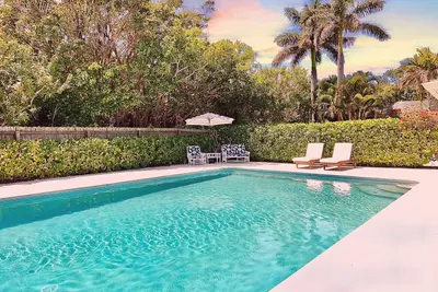Image de Mermaids' BeachHouse: Walk2Beach • Pool • KingBed