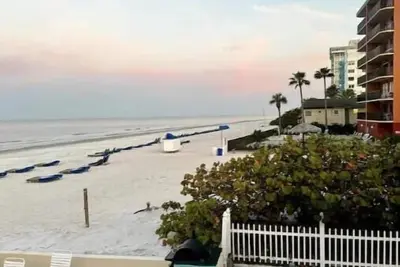 Image de Beachfront Sunsets on N Redington Sea Rocket 20