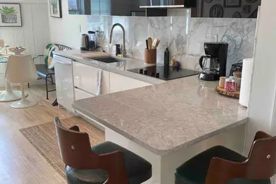 Image de Perfect Apartment in vibrant city. High ceilings beautifully designed 2 bedroom’s