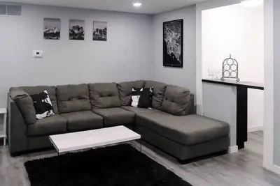 Newly Remodeled Walkable & Spacious Condo near Colleges & Restaurants w\/ Views