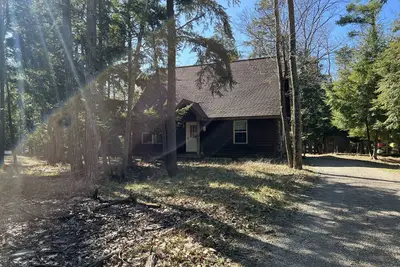 Image de Arbor Pines Egeler - secluded in the woods yet walkable to downtown Glen Arbor!