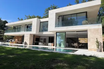 Image de Villa d architecte neuve d environ 320 m2 située dans un domaine sécurisé.