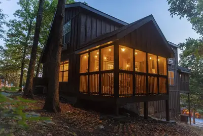 Image de Relaxing, quiet cabin with jacuzzi, arcade and golf