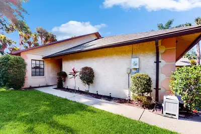 Image de 2-story home with outdoor pool, alfresco dining, grill, & beach chairs