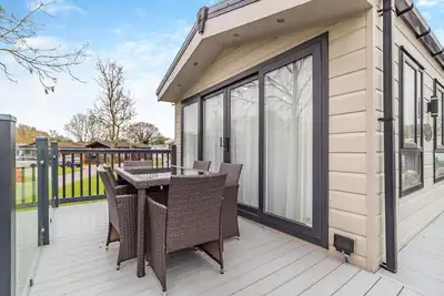 Image de Lovely lodge set on a beautiful site with woodlands and fishing lakes.