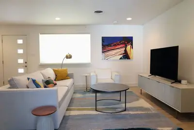 Image de Artsy Remodeled Mid-Century Charmer