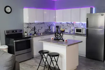Image de Modern, spacious, luxurious home with swimming pool, hot water with Bbq grill.