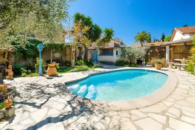 Image de Grand Studio Bougainvillée avec terrasse privée, jardin partagé et Wi-Fi