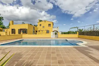 Image de Maison de campagne 'Les Cabretes Vilanova De La Muga' avec vue sur la montagne