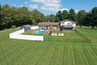 Image de Spacious Mountain Retreat – Sleeps 12 – Pool, Hot Tub, Peaceful & Beautiful!
