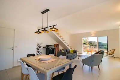 Image de Maison de vacances 'Guetali Du Village' avec terrasse privée, Wi-Fi et climatisation