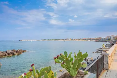 Image de Maison de vacances 'Casa Sul Mare Close To Taormina' avec terrasse privée, Wi-Fi et climatisation