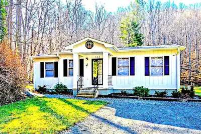 Image de Blackberry Bliss: Charming 3 Bd, 2 Ba Creek-Front Cottage Near Weaverville