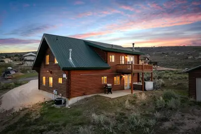 Image de Pet Friendly! Hot tub! Pool Table! Views! Rustic Cabin Getaway!