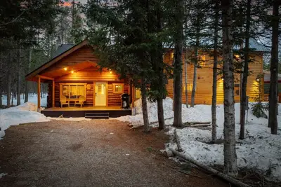 Image de Arcades! Fooz & Air hockey! Hot Tub! In the woods!