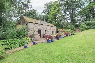 The Gardener'S Bothy, pet friendly, with hot tub in Pooley Bridge