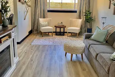 Image de Carriage house! Close to hospital, firepit, outdoor dining