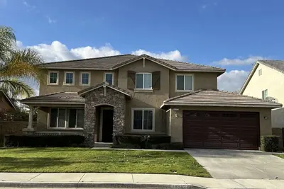 Image de Large home centrally located with easy access to Oc and 91\/71\/15\/60 freeways.