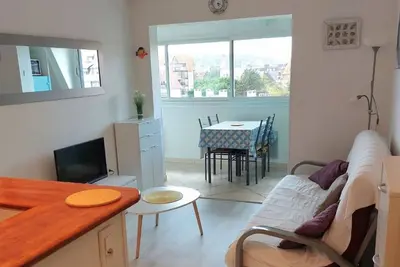 Image de Charmant 2 pièces rénové avec loggia, à deux pas de la plage - Parking privé - Idéalement situé