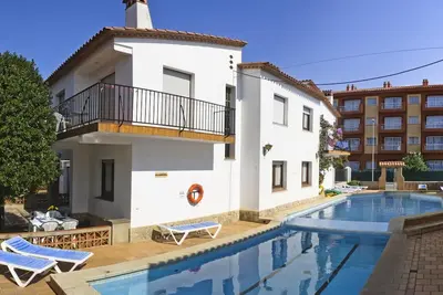 Image de Superbe Maison à 200m de la Plage avec Piscine, Jardin Privé et Garage à Torroella de Montgrí