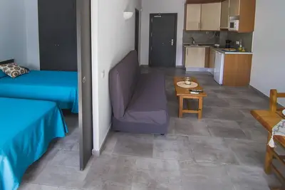 Image de Appartement rénové avec piscine, climatisation et WiFi à 150 m de la plage.