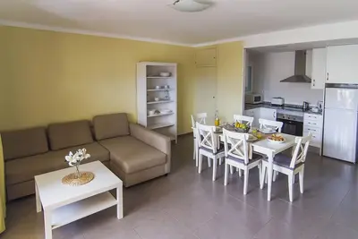 Image de Appartement moderne avec piscine, proche plage et centre, idéal pour familles
