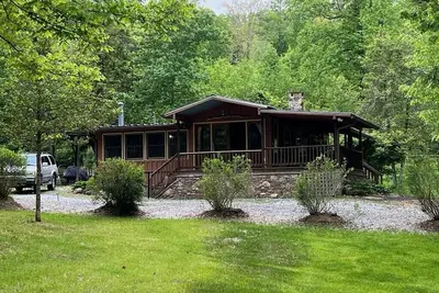 Image de Cona LaPrade Cabin - located next to LaPrade's Marina on beautiful Lake Burton.