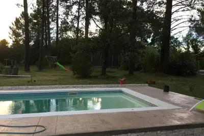 Image de grand gîte 14 personnes idéalement situé piscine privéé