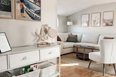 Image de Walk to Beach: Modern-Not a 90’s Throwback!