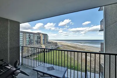 Image de Incredible Views with this 1 Bedroom Ocean Front Sea Colony Resort Condo! Pool, Fitness Center, Private Beach, Tennis, Wifi, and more!