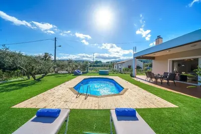 Image de In the \"Tuscany of Crete, \" dive into the pool and unwind in the hot tub!