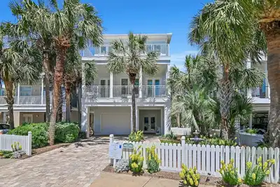 Image de 4br Beach House with Kayaks, Paddle Boards + 3  Resort Pools | Happy Days