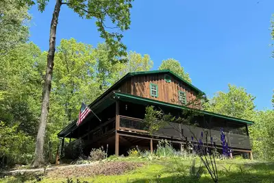 Image de Hilltop Retreat- quiet and private, hot tub and 20 acres of wilderness.