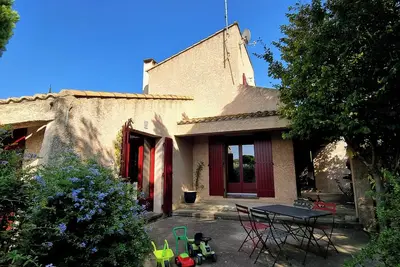 Image de Maison avec jardin clos, à côté des remparts