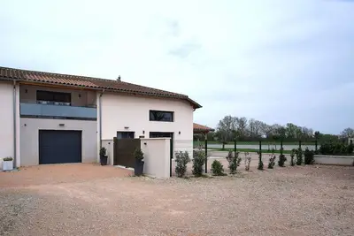 Image de Maison à la campagne avec bel extérieur pour profiter de bons moments en famille