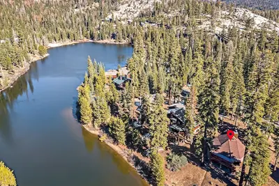 Image de The only Bear Valley lakefront + beachfront cabin with ski in-out access