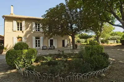 Image de Maison de famille du XIXe siècle Propriété en terre de Provence avec piscine